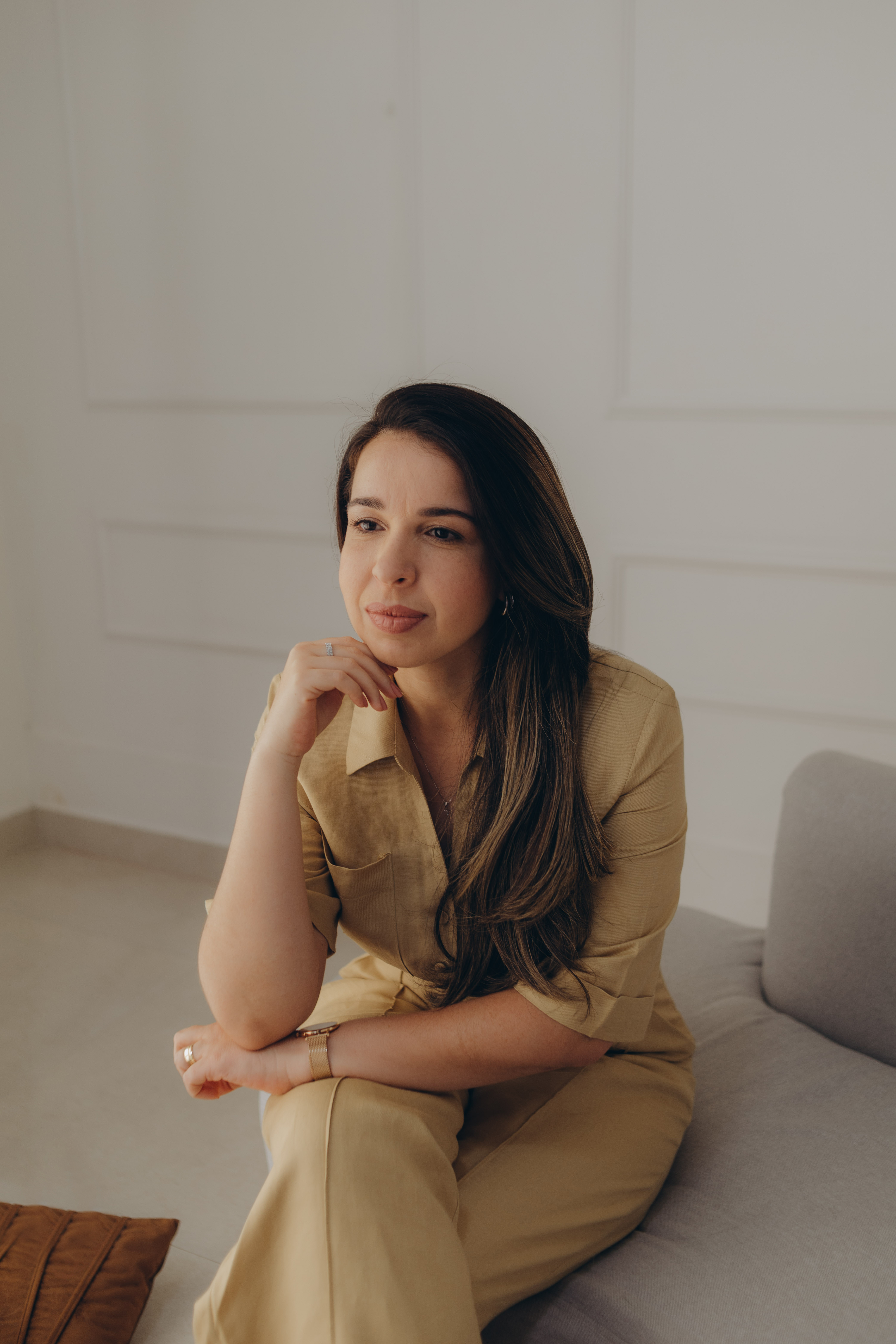 Isis Novais sentada, em um momento de pausa